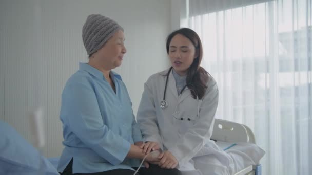 Koncepcja Medyczna Rozdzielczości Lekarz Pociesza Pacjenta — Wideo stockowe