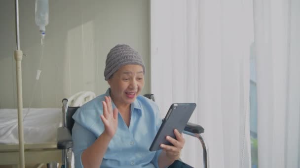 Hälsobegreppet Upplösning Patienten Använder Tablett För Att Kommunicera Med Anhöriga — Stockvideo