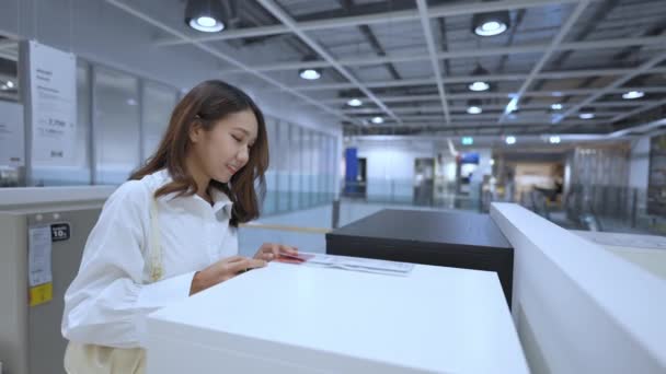 Concepto Compra Resolución Las Mujeres Asiáticas Están Comprando Muebles Centro — Vídeo de stock