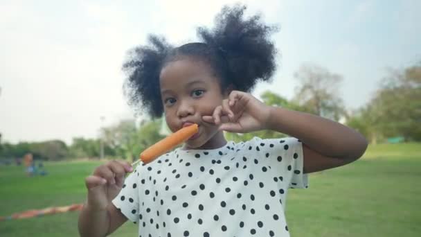 Conceito Férias Resolução Jovem Menina Feliz Comendo Salsichas Jardim — Vídeo de Stock