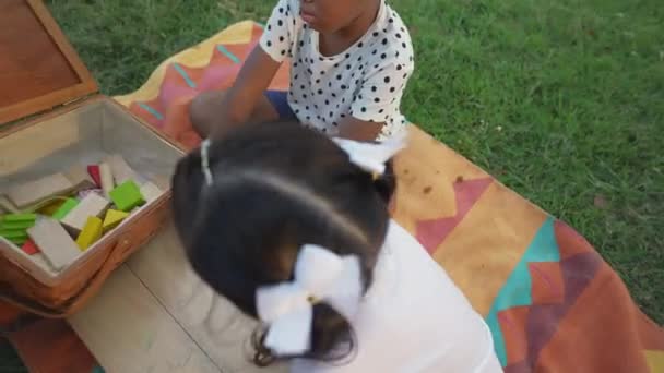 Tatil Konsepti Çözünürlük Çocuklar Oyuncakları Sepete Koymaya Yardım Ediyorlardı — Stok video
