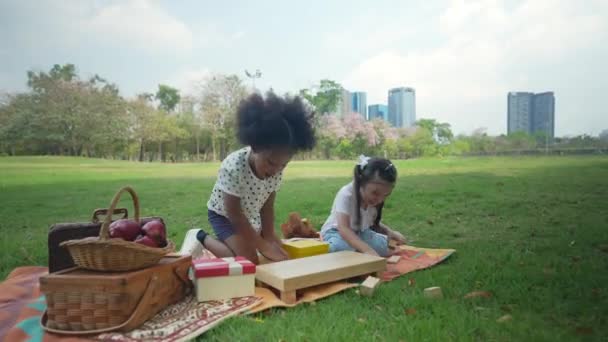 Conceito Férias Resolução Meninas Estavam Brincando Juntas Jardim — Vídeo de Stock
