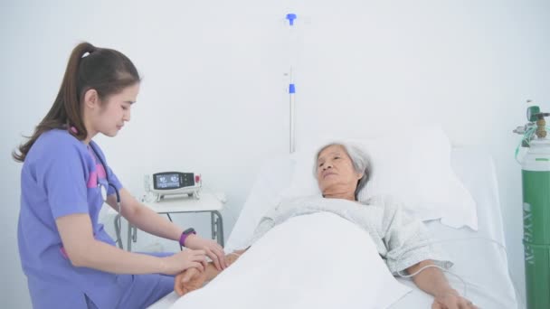 Conceito Médico Resolução Médico Está Verificar Condição Paciente Quarto Hospital — Vídeo de Stock