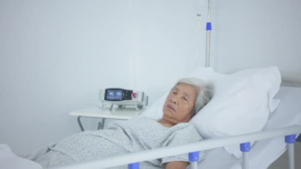 4K分辨率的医学概念 一位护士在病房里照料一位病人 — 图库视频影像