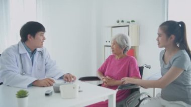 4k çözünürlüğünün tıbbi konsepti. Hastanedeki bir doktora danışıyorum..