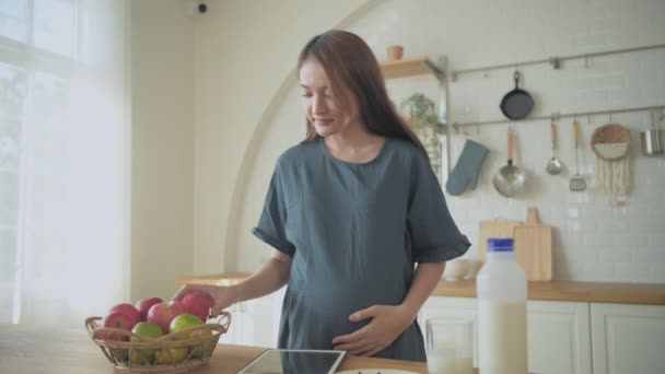 Schwangere Konzept Der Auflösung Asiatische Mädchen Trinken Milch Der Küche — Stockvideo