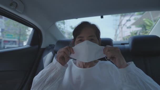 Concepto Viaje Resolución Asiática Anciana Usando Una Máscara Coche — Vídeo de stock