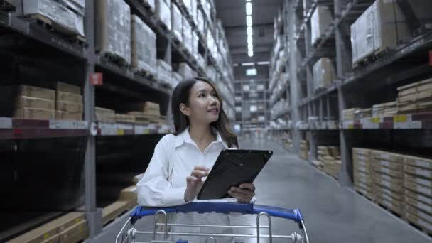 Concepto Negocio Resolución Mujeres Asiáticas Inspeccionando Intencionadamente Artículos Almacén — Vídeo de stock