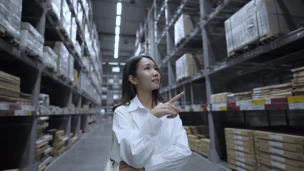 Shopping Concept Van Resolutie Aziatische Meisjes Kiezen Producten Magazijnen — Stockvideo