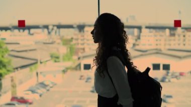 4k Kararlılığın Turizm konsepti. Havaalanında yürüyen Asyalı kadın..