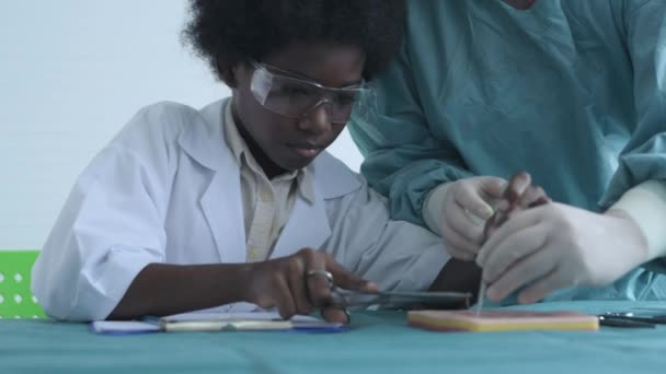 4K解像度の教育概念 教室で縫合傷を練習する医学生 — ストック動画