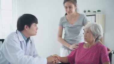 4k çözünürlüğünün tıbbi konsepti. Hastanedeki bir doktora danışıyorum..