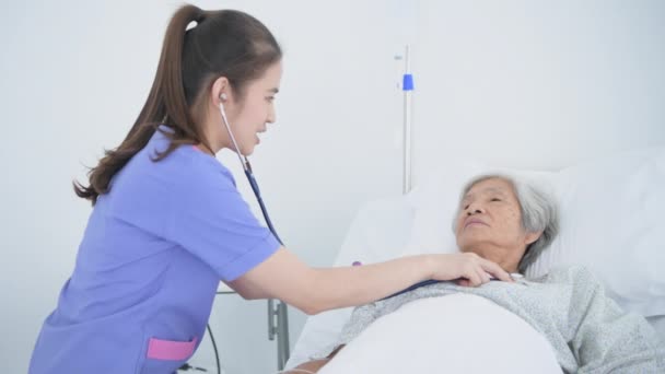 Konsep Medis Resolusi Dokter Sedang Memeriksa Pasien Rumah Sakit — Stok Video