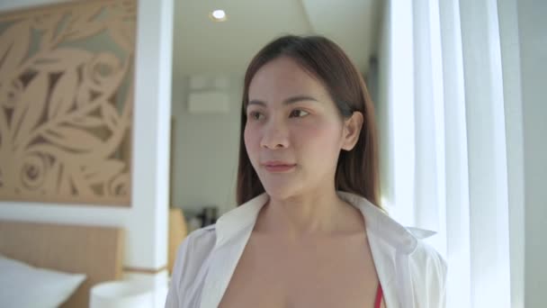 Concepto Ejercicio Resolución Mujer Asiática Levantando Pesas Dormitorio — Vídeo de stock