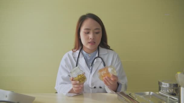 Medicinskt Koncept För Upplösning Läkare Föreläser Narkotikamissbruk Sjukhus — Stockvideo