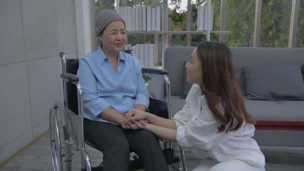 Egészségügyi Koncepció Felbontás Lánya Bátorítja Anyát Hogy Harcoljon Betegség Ellen — Stock videók
