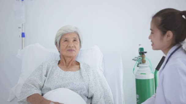 Lékařský Koncept Rozlišení Doktor Vyšetřuje Pacientovo Hrdlo Nemocnici — Stock video
