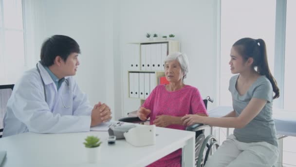 Medizinisches Konzept Der Auflösung Patient Konsultiert Arzt Krankenhauszimmer — Stockvideo