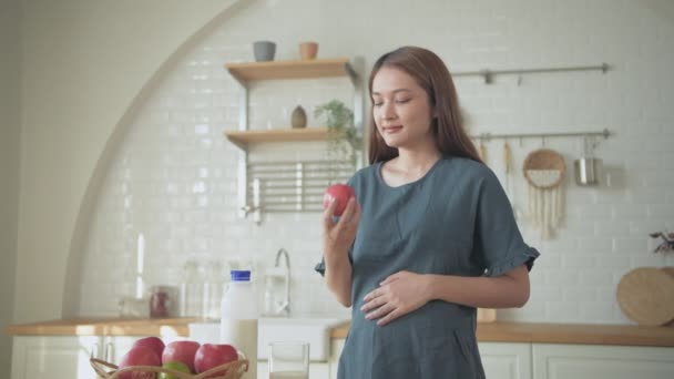 Concepto Mujer Embarazada Resolución Una Mujer Embarazada Comiendo Una Manzana — Vídeo de stock