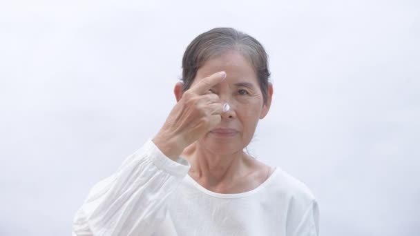 Αισθητική Έννοια Του Ψηφίσματος Ασιάτισσα Ηλικιωμένη Γυναίκα Που Απλώνει Κρέμα — Αρχείο Βίντεο