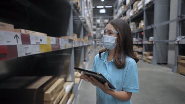 Concepto Negocio Resolución Mujeres Asiáticas Inspeccionando Intencionadamente Artículos Almacén — Vídeos de Stock