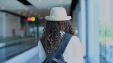 4k Kararlılığın Turizm konsepti. Havaalanında yürüyen Asyalı kadın..