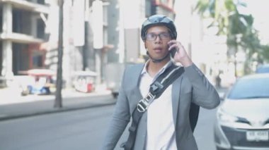 Enerji tasarruflu seyahat aracı konsepti 4k Çözünürlük. Asyalı erkekler şehir içi ulaşımı keşfetmek için cep telefonu kullanıyorlar.