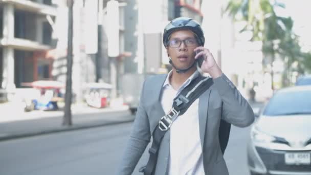 Энергосберегающий Туристический Автомобиль Разрешением Азиатские Мужчины Используют Мобильные Телефоны Исследовать — стоковое видео