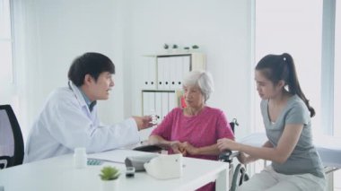 4k çözünürlüğünün tıbbi konsepti. Bir doktor hastane odasında bir hastaya ilacı açıklıyor..