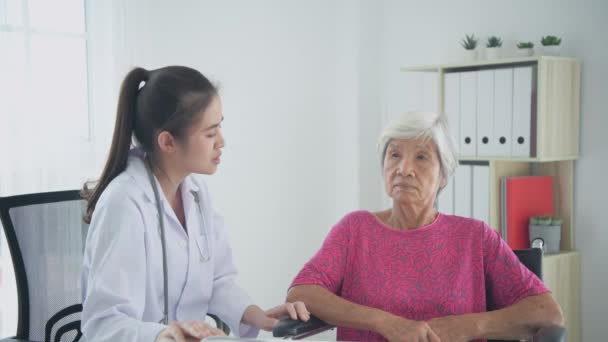 Lékařský Koncept Rozlišení Doktor Měří Teplotu Nemocničním Pokoji — Stock video