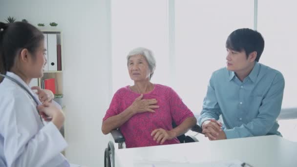 Lékařský Koncept Rozlišení Doktor Vyšetřuje Pacienta Nemocnici — Stock video