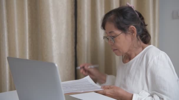 Koncepcja Biznesowa Rozdzielczości Azjatycka Starsza Pani Pracuje Przy Komputerze Domu — Wideo stockowe