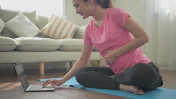 Concepto Mujer Embarazada Resolución Asiático Niñas Practicando Yoga Utilizando Ordenador — Vídeo de stock