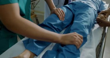 Hastane konsepti 4k Kararlılık. Bir tıp uzmanı acil serviste bir hastayı tedavi ediyor. Hasta kas spazmları ve nöbetler geçiriyor..