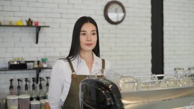 4k Kararlılığın Kafe kavramları. Tezgahta duran bayan bir barista kafedeki müşterilerden emir almaya hazır..