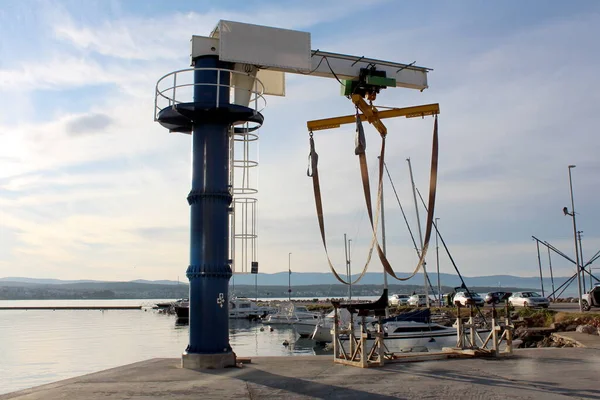 Marine Dek Boot Hijsen Kraan Gemonteerd Rand Van Beton Pier — Stockfoto