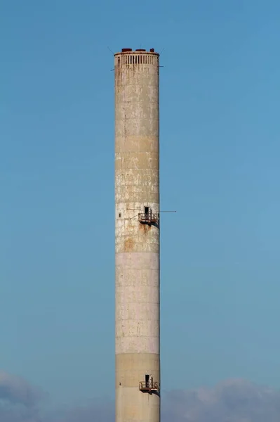 Molto Alto Fatiscente Incrinato Cemento Armato Camino Industriale Con Due — Foto Stock