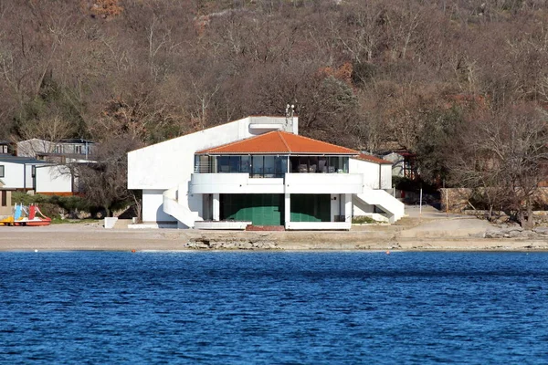 Edificio Balneario Con Fachada Blanca Ruinas Persianas Madera Verde Puertas — Foto de Stock