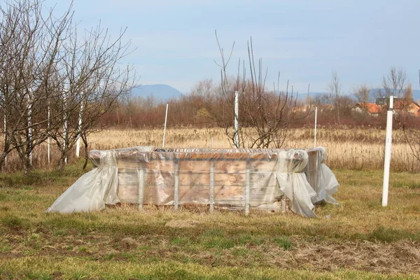 Yapımı Ahşap Gübre Kutusu Ahşap Tahtalar Naylon Ile Çevrili Yerel — Stok fotoğraf