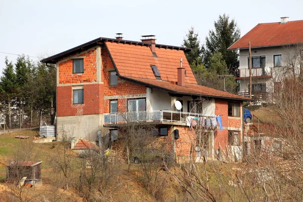 Edificio Rojo Inacabado Casa Familiar Suburbana Con Gran Balcón Abierto — Foto de Stock