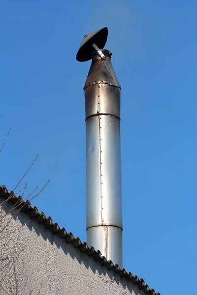 Larga Chimenea Metal Brillante Parcialmente Cubierta Con Hollín Oscuro Pequeña —  Fotos de Stock