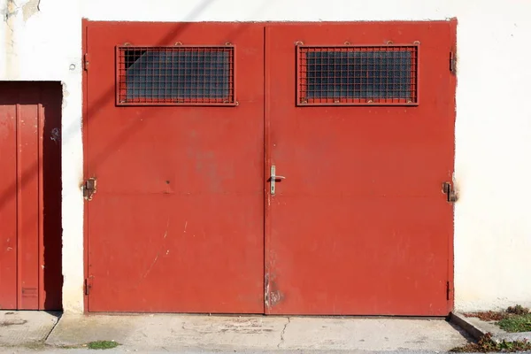 Robuste Vecchie Porte Garage Metallo Rosso Scuro Con Cerniere Arrugginite Immagine Stock