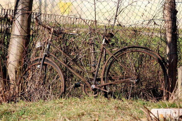 Bicicleta Retro Vintage Abandonada Com Quadro Completamente Enferrujado Montado Cima — Fotografia de Stock