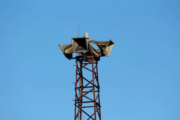 Vier Große Zivilschutzwarnsirenen Montiert Auf Einer Hohen Rostigen Metallkonstruktion Vor — Stockfoto