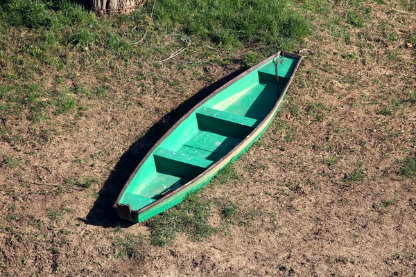 Långsträckt Ljusgrön Med Mörkbrun Kant Trä Flod Båt Kvar Gräs — Stockfoto