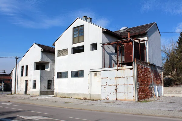 Grande Maison Familiale Banlieue Abandonnée Avec Façade Blanche Délabrée Fissurée — Photo