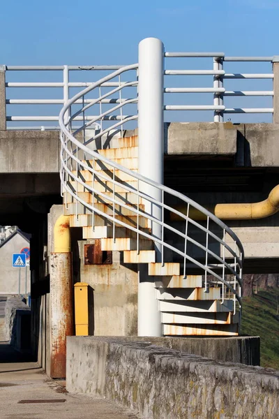 Outdoor Rusted White Metal Spiral Staircase Mounted Large Wide Metal — Stock Photo, Image