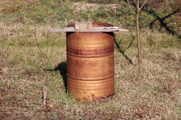 Barril Aceite Metal Viejo Oxidado Utilizado Como Gran Bote Basura — Foto de Stock