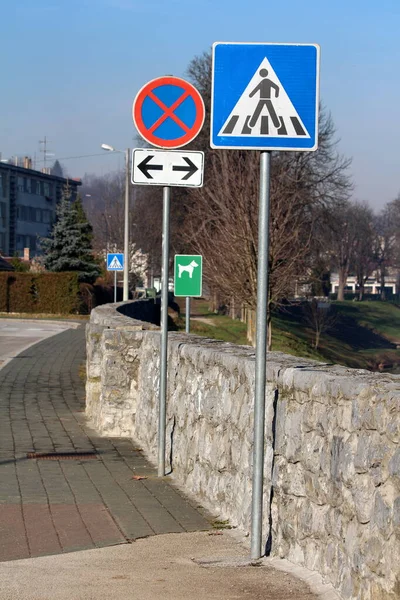 Fila Vari Cartelli Stradali Dai Pedoni Che Attraversano Cartello Stradale — Foto Stock