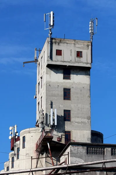 Vysoký Starý Zchátralý Beton Zřídkakdy Používá Průmyslovou Budovu Více Okny — Stock fotografie